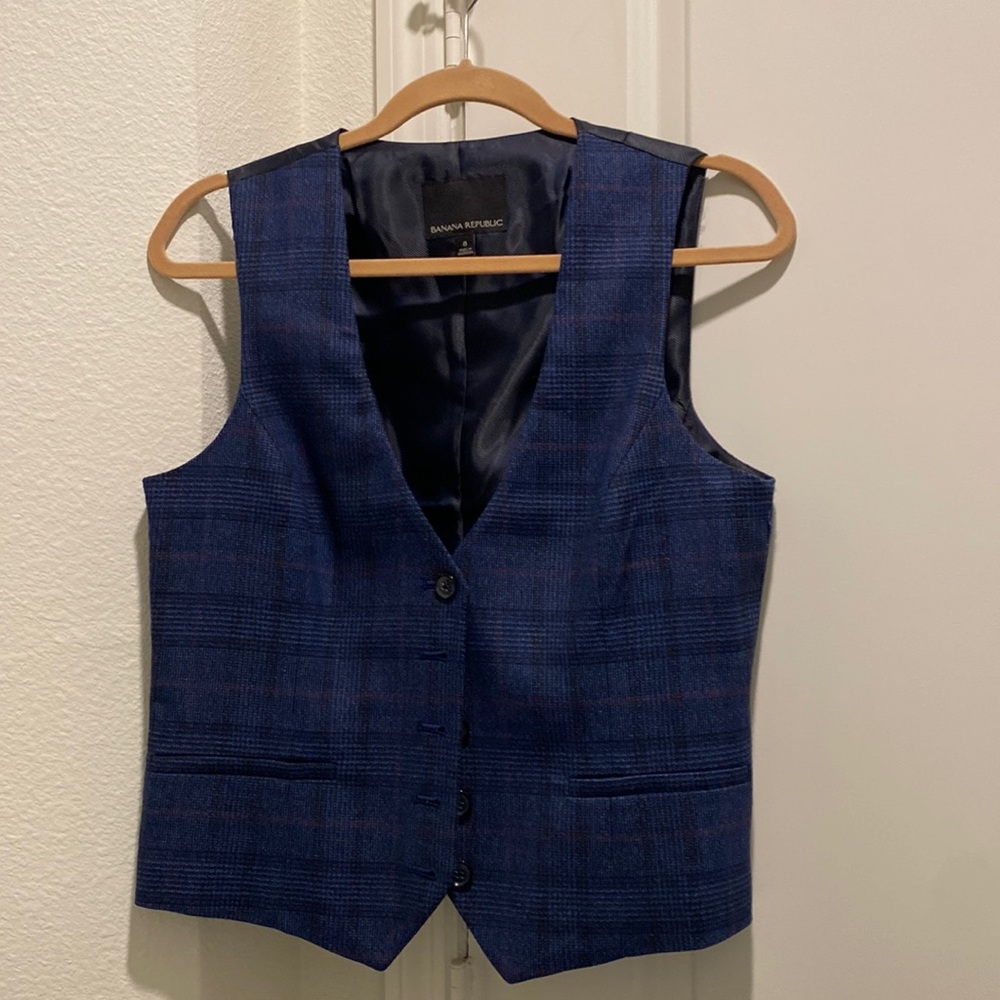 Banana Republic women vest great with jeans never been worn in great condition.